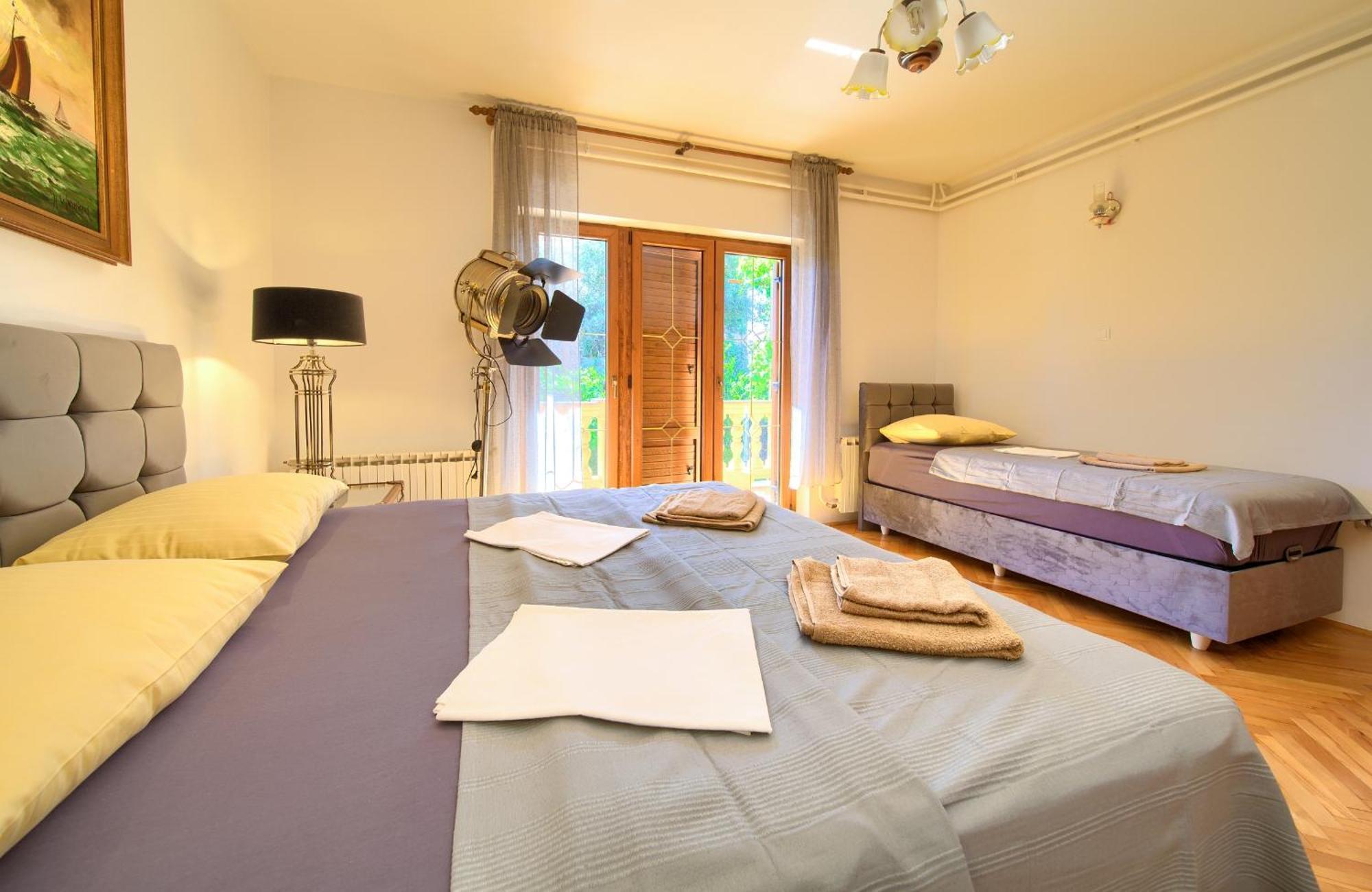 Apartment Bazina - Airconditioning, Parking, 500M From The Beach Veglia Exterior foto