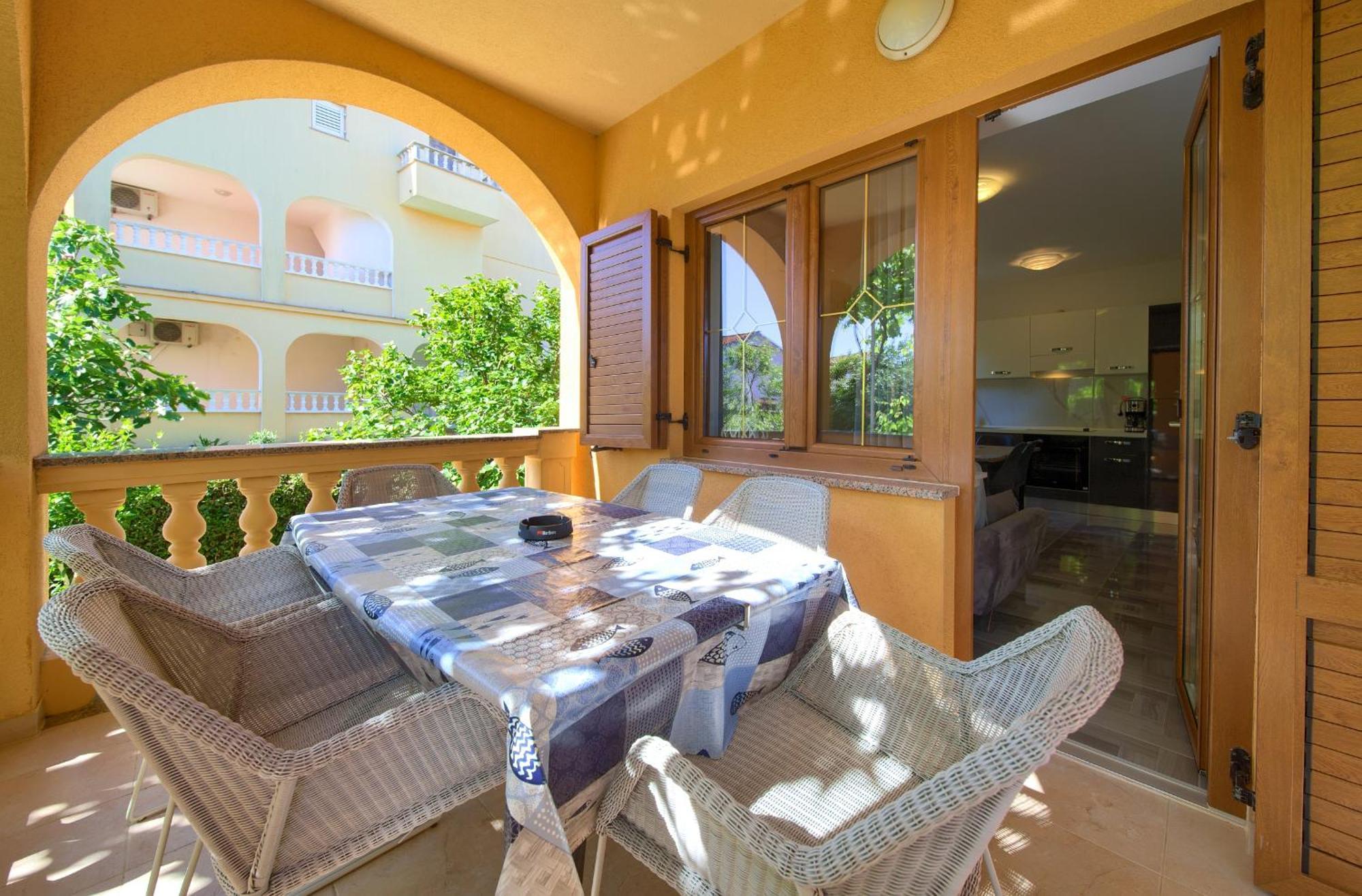 Apartment Bazina - Airconditioning, Parking, 500M From The Beach Veglia Exterior foto